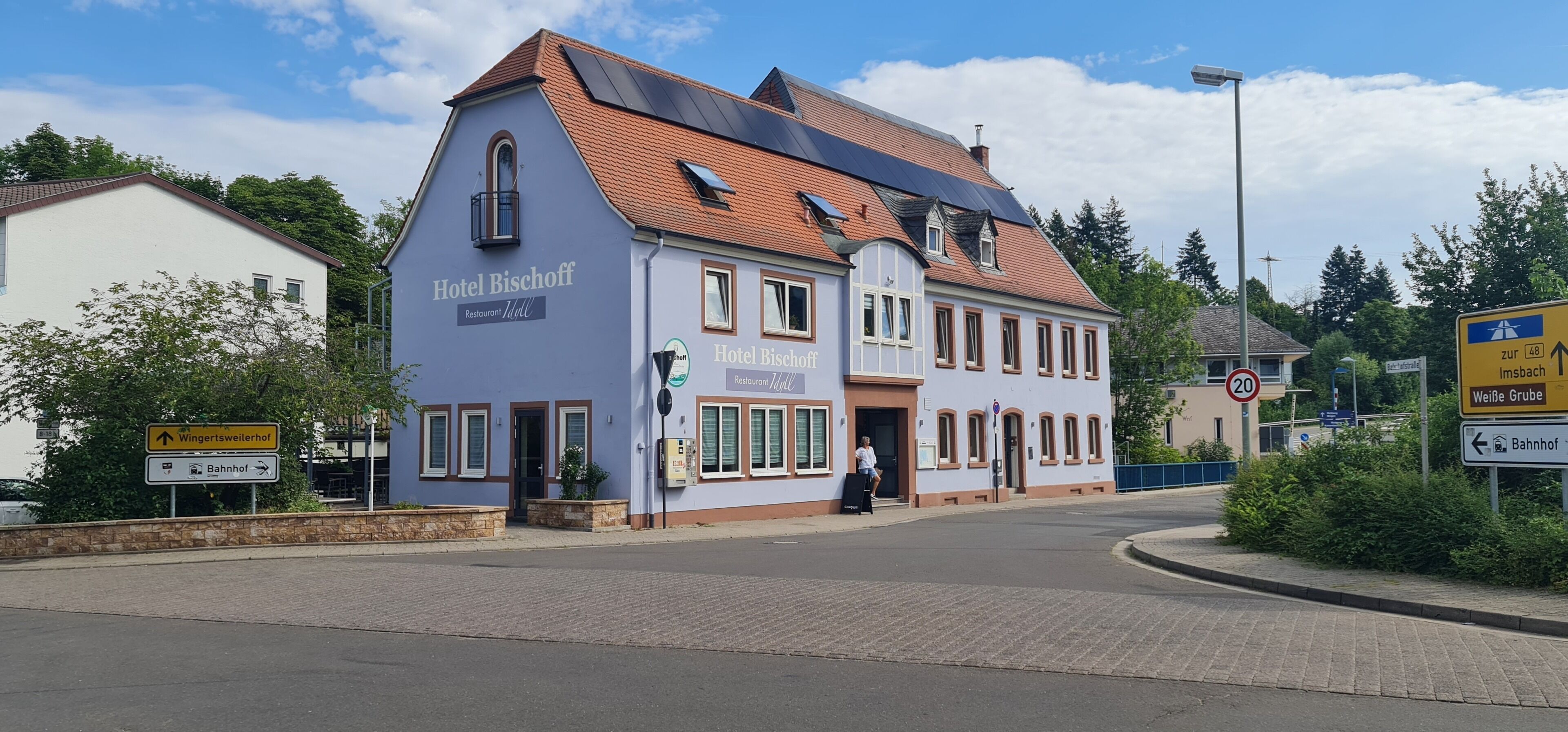 A two-story building with a sign reading "Hotel Bischoff Restaurant Inn".