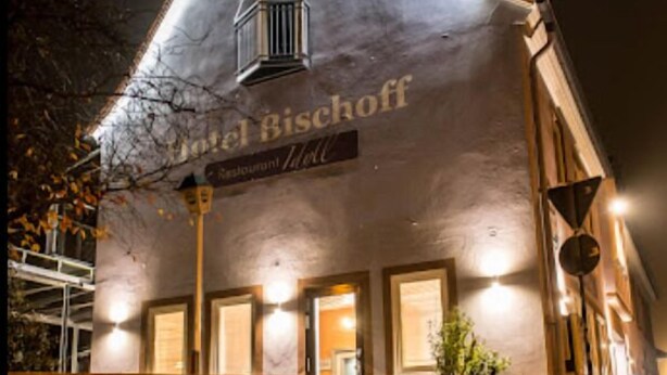 A building with the sign "Hotel Bischof" and "Restaurant Hall" indicating a hotel and restaurant establishment. - Hotel Bischoff (Winnweiler)