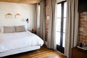 5 bedrooms, WiFi, bed sheets