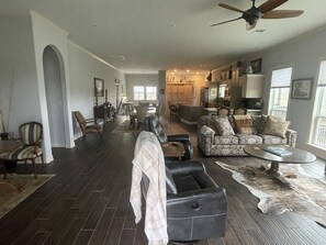 スマートテレビ、暖炉、テーブルサッカー台、書庫