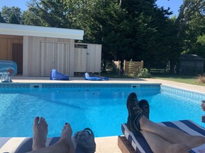 Alberca al aire libre y alberca climatizada