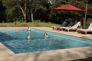 Alberca al aire libre y alberca climatizada