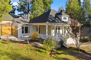 Exterior - Prospector's Cottage (Grass Valley)