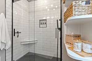Badekar, hårtørrer, håndklæder, Sæbe
