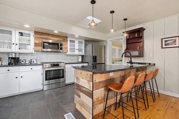 Fridge, microwave, oven, stovetop - Prospector's Cottage (Grass Valley)