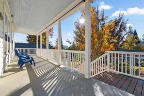Terrace/patio - Prospector's Cottage (Grass Valley)