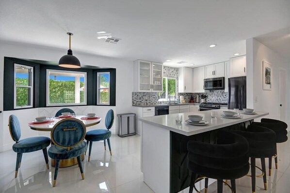 Een koelkast, een magnetron, een oven, een kookplaat