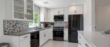 Refrigerador, microondas, horno y parrilla de estufa