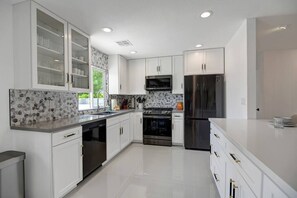 Een koelkast, een magnetron, een oven, een kookplaat