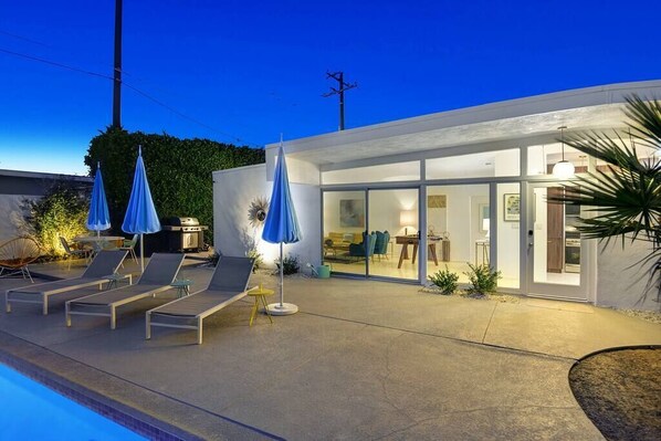 Outdoor dining - The Jungalow Is Palm Springs! W/Spa,Pool,BBQ&More! (Palm Springs)