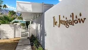 Un bâtiment moderne à la façade blanche, sur lequel on peut lire l’inscription « The Jungle Low ».