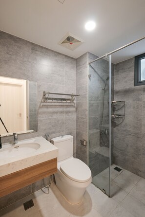 Shower, hair dryer, towels, soap - 2Bd Luxury Apartment Free Gym & Pool. (Thành phố Thủ Dầu Một)