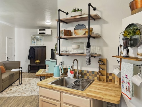 Charming Studio Hiking & Biking Pet Friendly