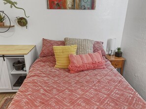 Desk, iron/ironing board, free WiFi, bed sheets - Charming Studio Hiking & Biking Pet Friendly (Grand Junction)