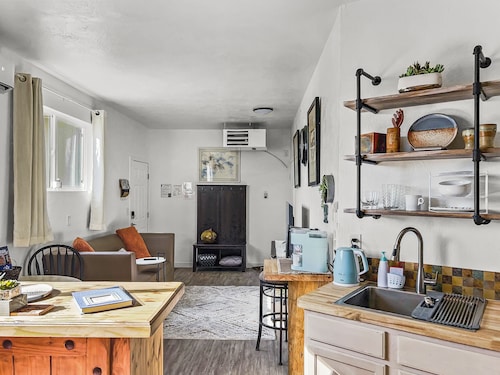 Charming Studio Hiking & Biking Pet Friendly