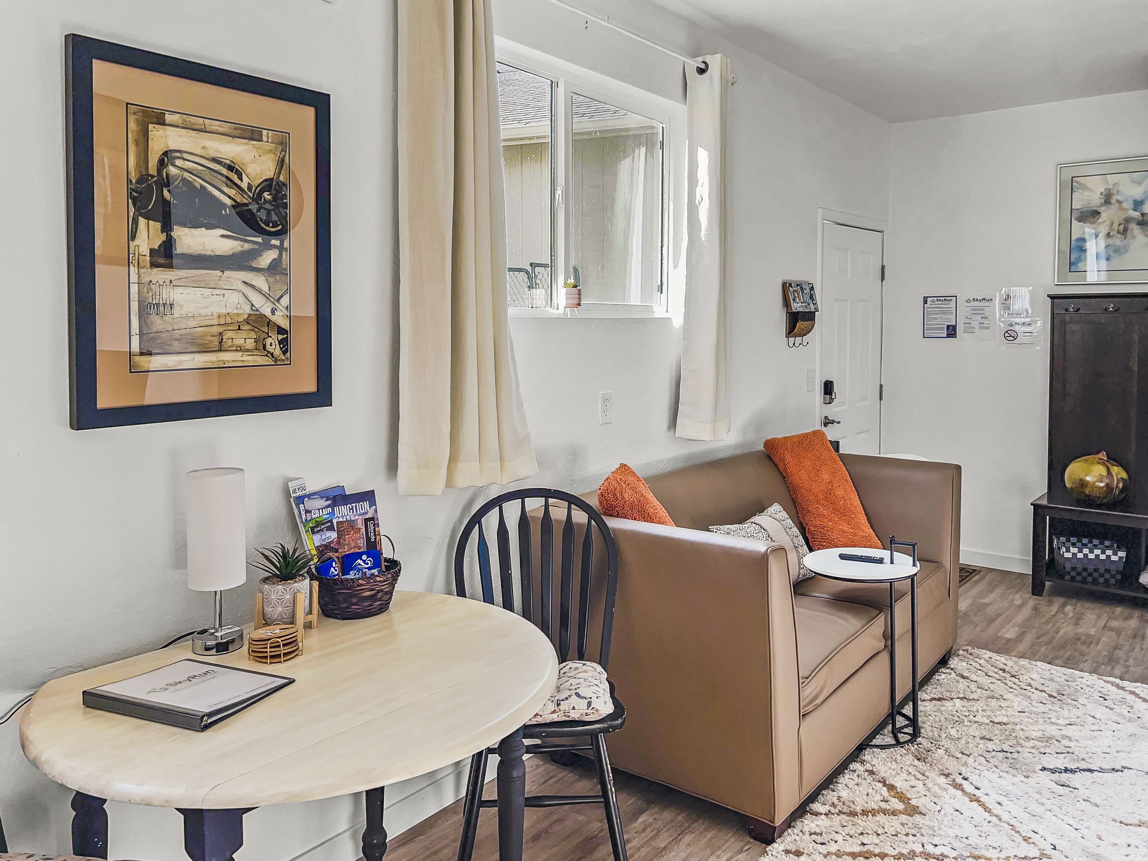 TV connectée, lecteur de DVD, livres