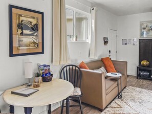 Smart TV, DVD player, books - Charming Studio Hiking & Biking Pet Friendly (Grand Junction)