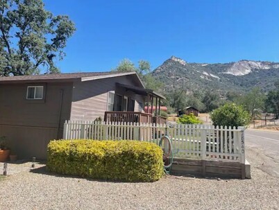 Charming two-bedroom cottage with amazing views!