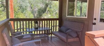 Charming two-bedroom cottage with amazing views!