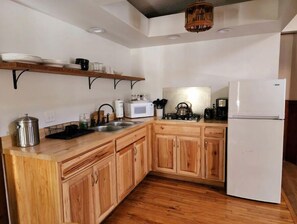 Refrigerador, microondas, parrilla de estufa y tostadora 