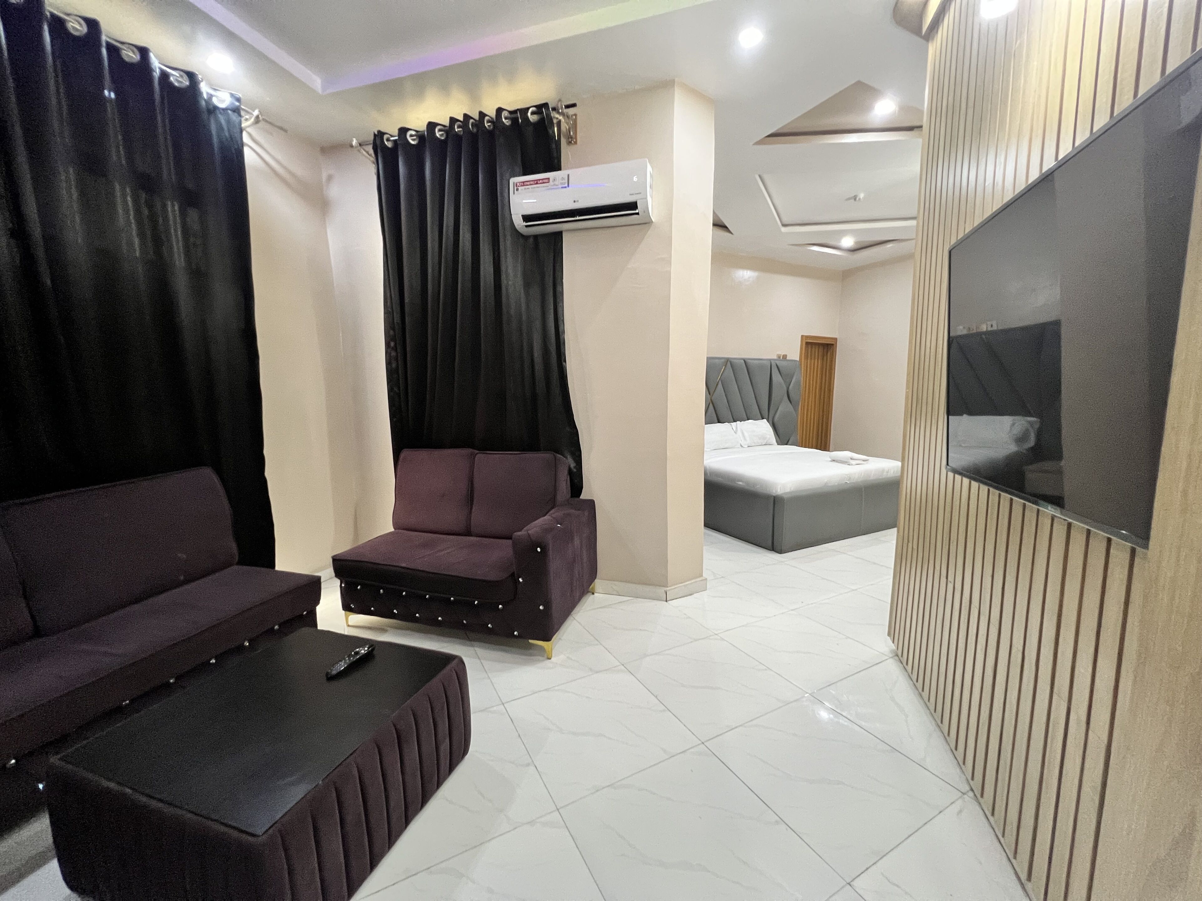 Superior Studio | Peti besi dalam bilik, dihias secara berasingan 