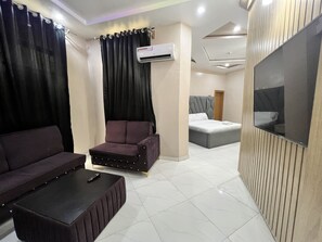 Estudi superior | Caixa forta a l'habitació, decoració individual i mobiliari individual 