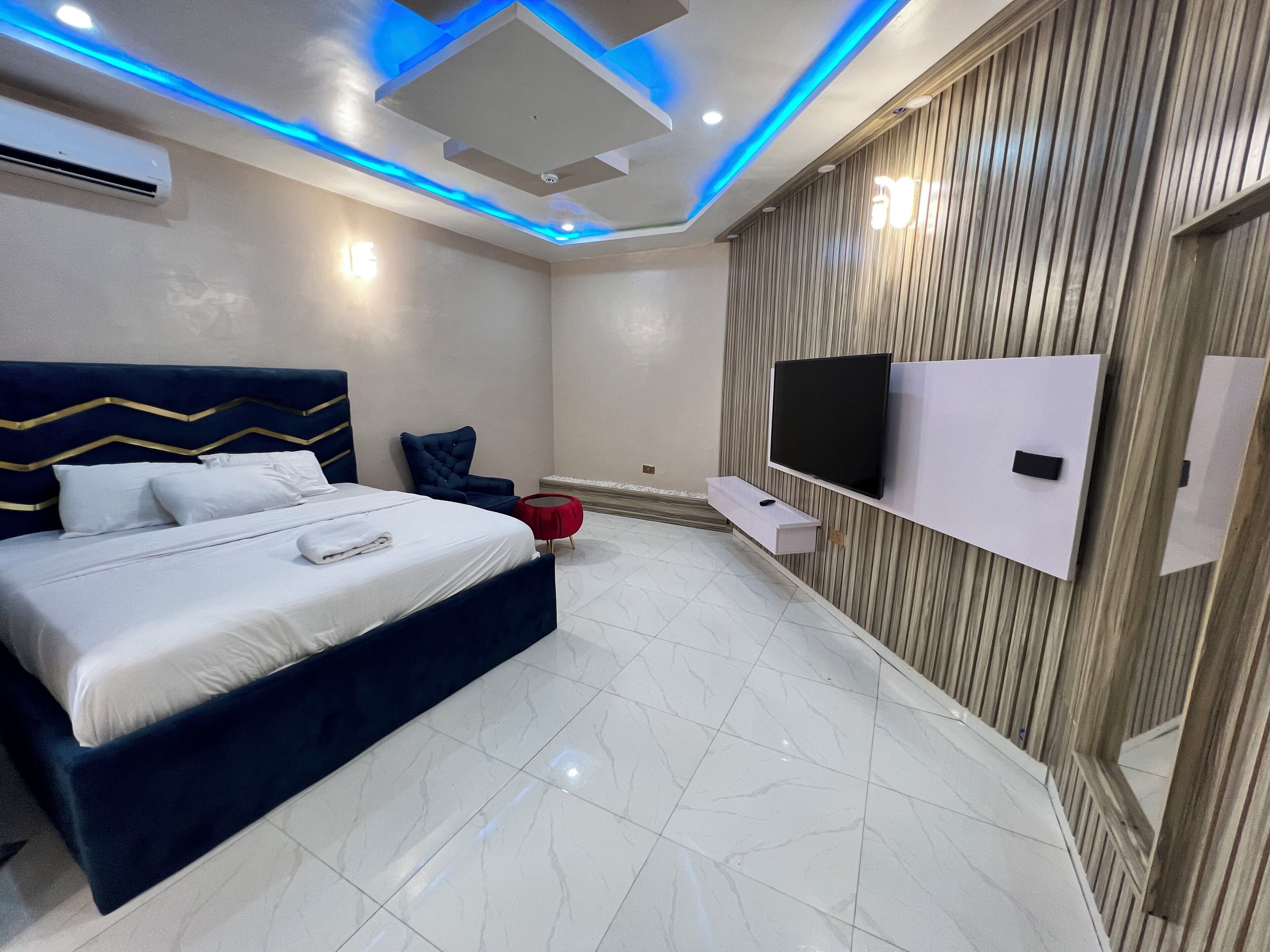 Caja de seguridad en la habitación y decoración personalizada 