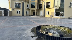 Ein modernes Gebäude mit Innenhof und Brunnen.