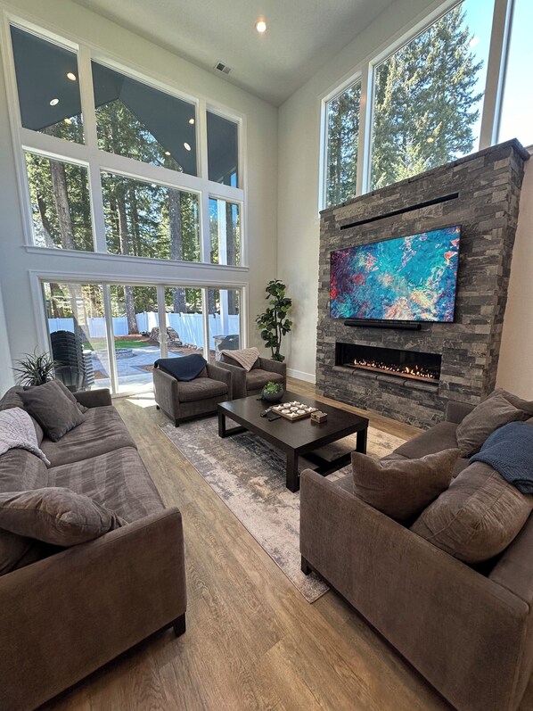 Smart TV, fireplace, stereo