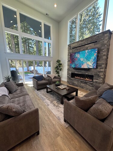 Custom-built Detroit Lake house -- walking distance to the lake and town!