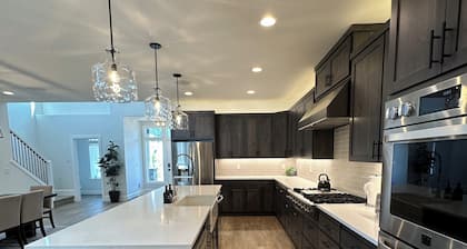 Custom-built Detroit Lake house -- walking distance to the lake and town!