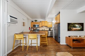 Condo, 1 habitación | Cocina privada | Refrigerador, horno, cafetera y tetera y tostadora 