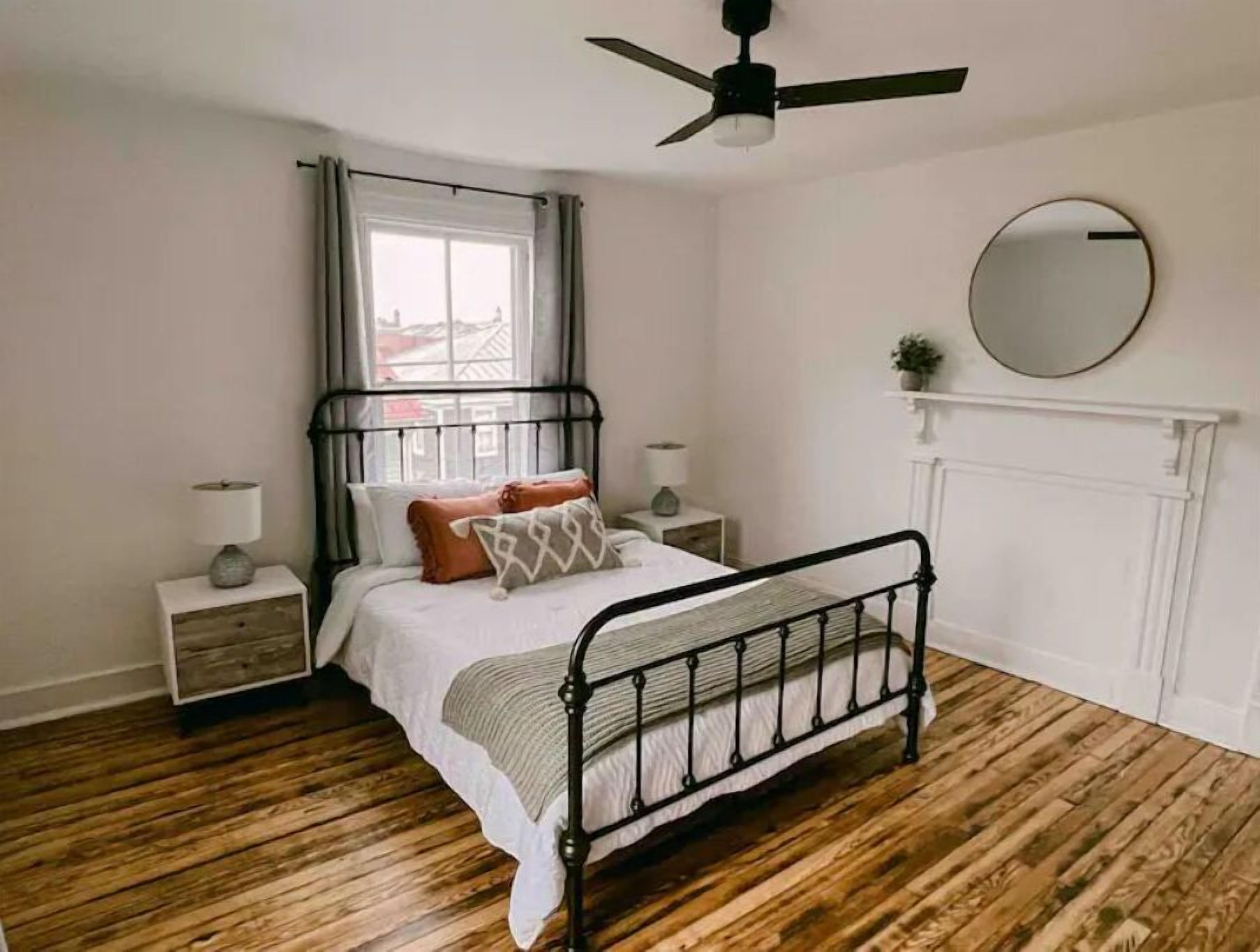 3 habitaciones, tabla de planchar con plancha, wifi y ropa de cama 