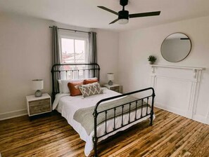 3 عدّة غرف نوم ومكواة/لوح كي وواي فاي وملاءات أسرّة