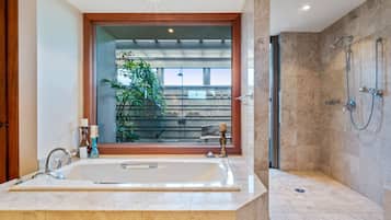 Condo, 3 Bedrooms | Bathroom | Hair dryer, towels, shampoo