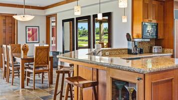 Condo, 3 quartos | Cozinha privada | Geladeira, fogão, lava-louças, cafeteira/chaleira