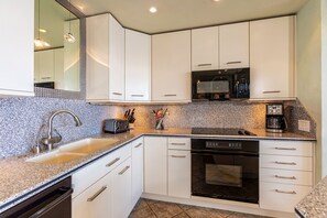 Private kitchen - Makena Surf, #e-202 2 Bedroom Condo by RedAwning (Kihei)