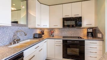 Condo, 2 quartos | Cozinha privada | Geladeira, fogão, cafeteira/chaleira, torradeira