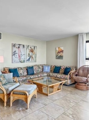 Condo, 2 chambres | Aire de séjour