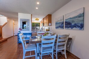 Condo, 2 Bedrooms | Tempat makan