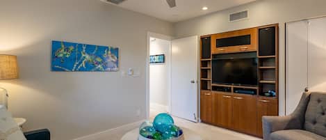 Condo, 4 habitaciones | Área de sala de estar | Smart TV