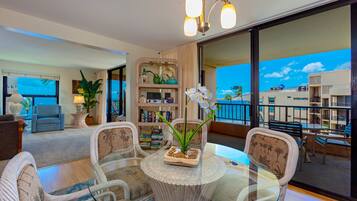 Condo, 2 habitaciones | Área de sala de estar