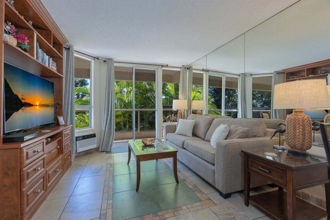 Condo, 2 Bedrooms | Living area