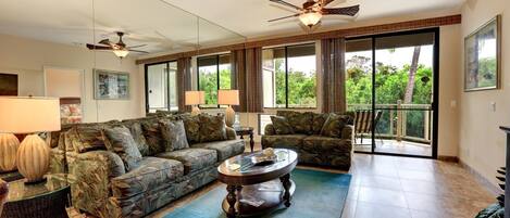 Condo, 2 Bedrooms | Living area