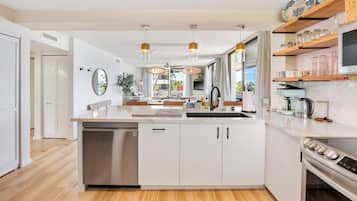 Condo, 2 Bedrooms | Dapur peribadi | Peti sejuk, ketuhar, pembancuh kopi/teh, pembakar roti