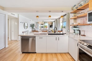 Condo, 2 Bedrooms | Dapur peribadi | Peti sejuk, ketuhar, pembancuh kopi/teh, pembakar roti