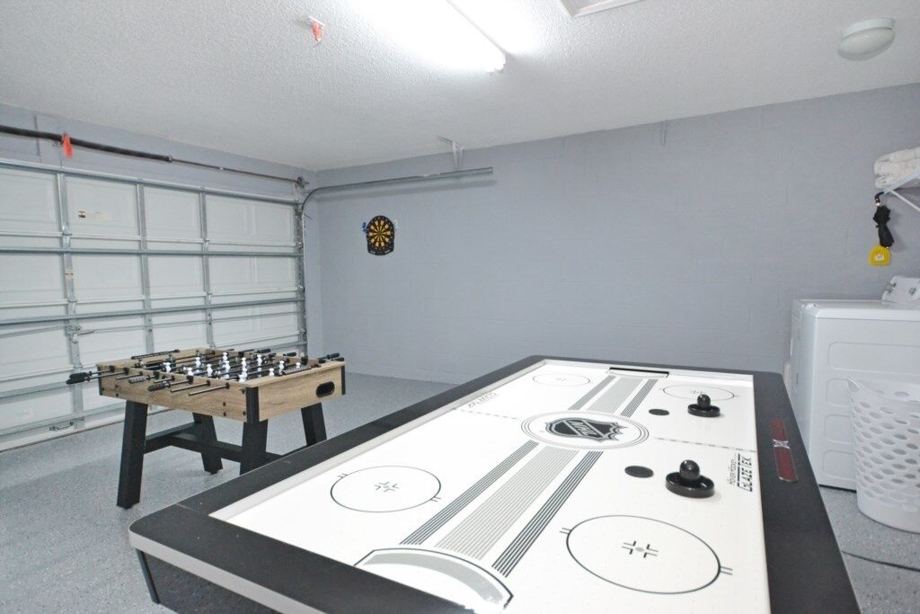 Une pièce équipée d’un baby-foot, d’un jeu de fléchettes et d’une table de ping-pong.