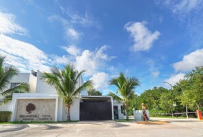 Vista frontal de la propiedad