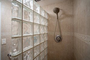 Condo, 1 phòng ngủ | Phòng tắm | Máy sấy tóc, khăn tắm, dầu gội