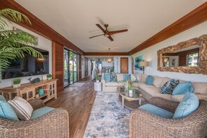 Nhà liên kế, 2 phòng ngủ | Khu phòng khách | Smart TV 